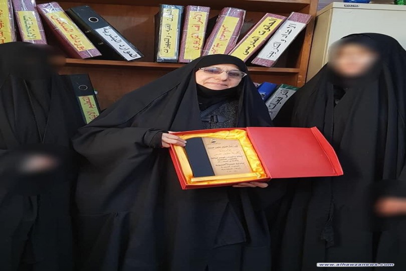 جامعة الزهراء ع في كربلاء تكرم بعض الاخوات لتجسيد العفة في عملهن 